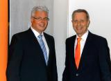 von links: IHK-Präsident und Vorsitzender des Fördervereins Dr. Andreas Kopton mit Gastgeber Wilfried Eberhardt, Executive Vice President Marketing and Associations der KUKA Roboter GmbH thumb